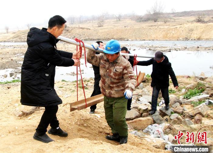 湖北孝昌发现两根百年前铁轨 均为珍贵“汉阳造”