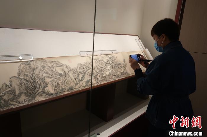 沈阳故宫展出清弘历《登兴安大岭歌》并董邦达设色图卷