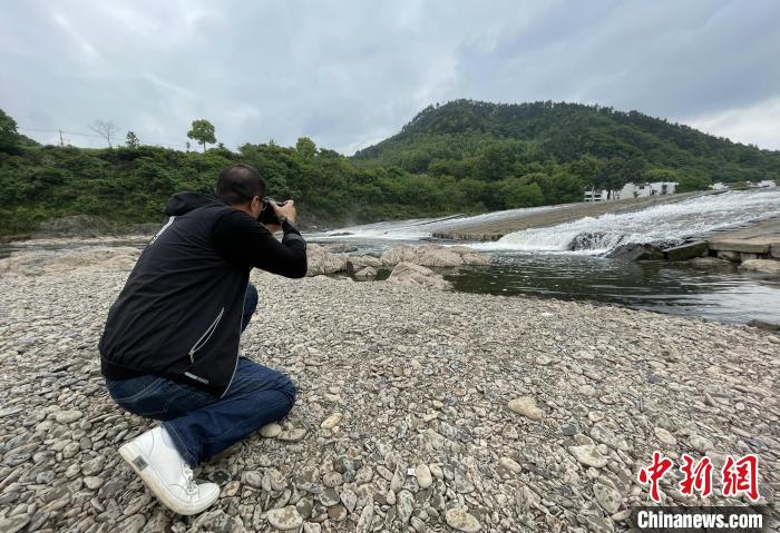 海外华文媒体代表走访安徽歙县渔梁坝体验古徽州文化