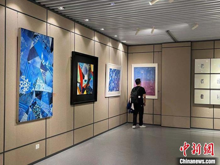 浙江综合材料绘画展：纱网、金属入画 把“不可能”变为艺术