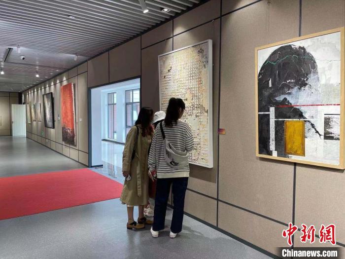 浙江综合材料绘画展：纱网、金属入画 把“不可能”变为艺术